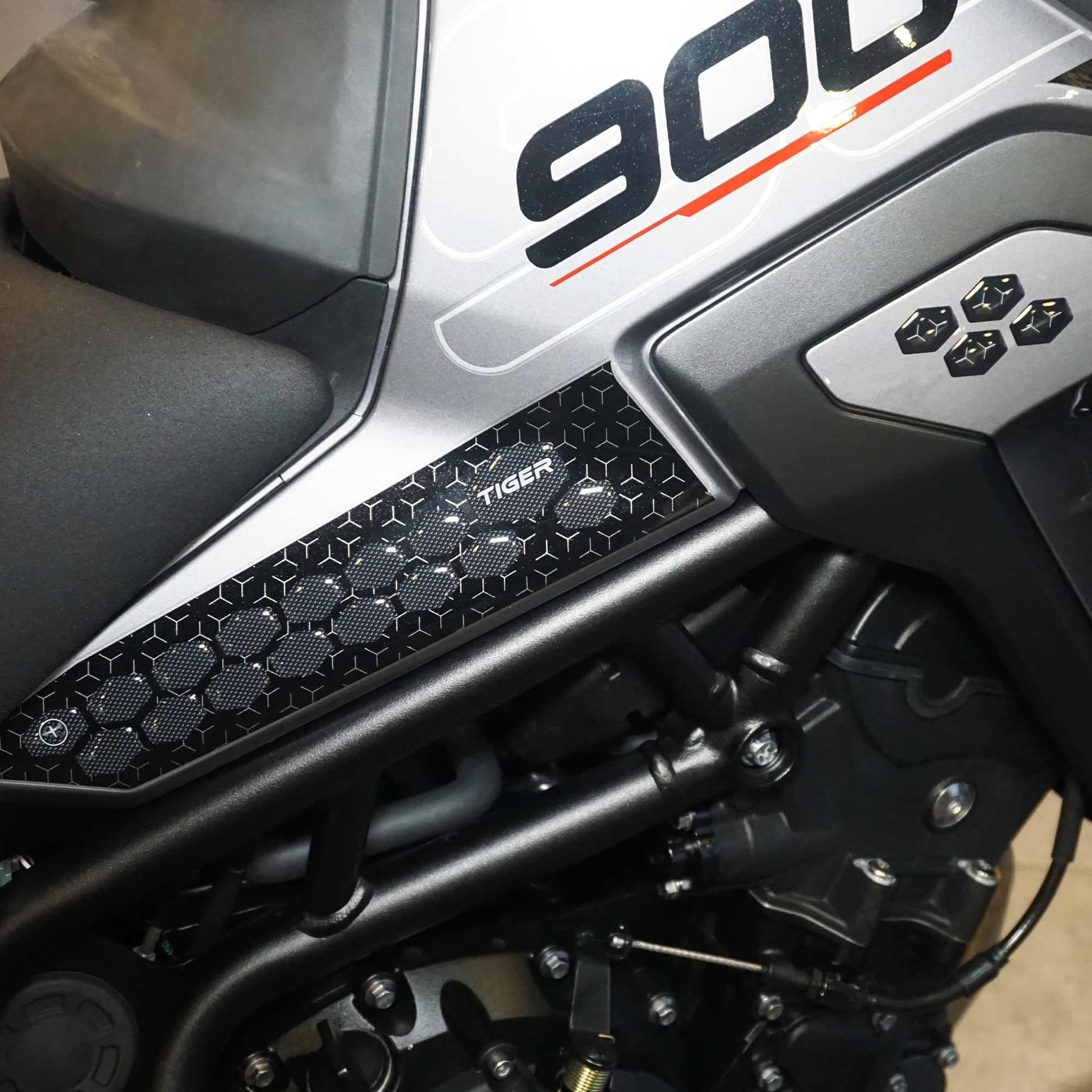 Protezioni-Laterali-Moto-Adesivi-3D-compatibili-con-Triumph-Tiger-900-2024