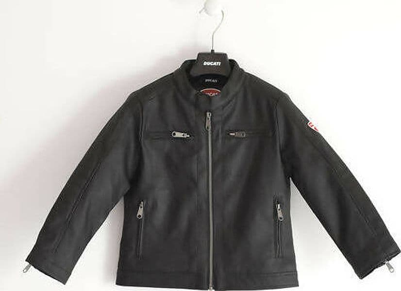 Sarabanda Ducati Chiodo Bambino Nero Giubbotto in Ecopelle Nero Con Zip E Tasche Badge Ducati Moda/Bambini e ragazzi/Abbigliamento/Giacche e cappotti/Giacche Mondo Bimbo - Bagnara Calabra, Commerciovirtuoso.it