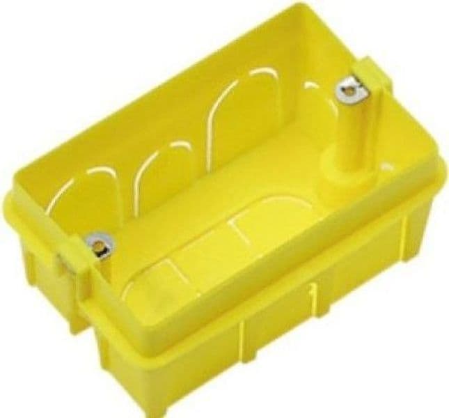 Scatola combinata con inserti in ferro 3 moduli colore giallo in Scatole di derivazione Fatma - Giugliano in Campania, commercioVirtuoso.it