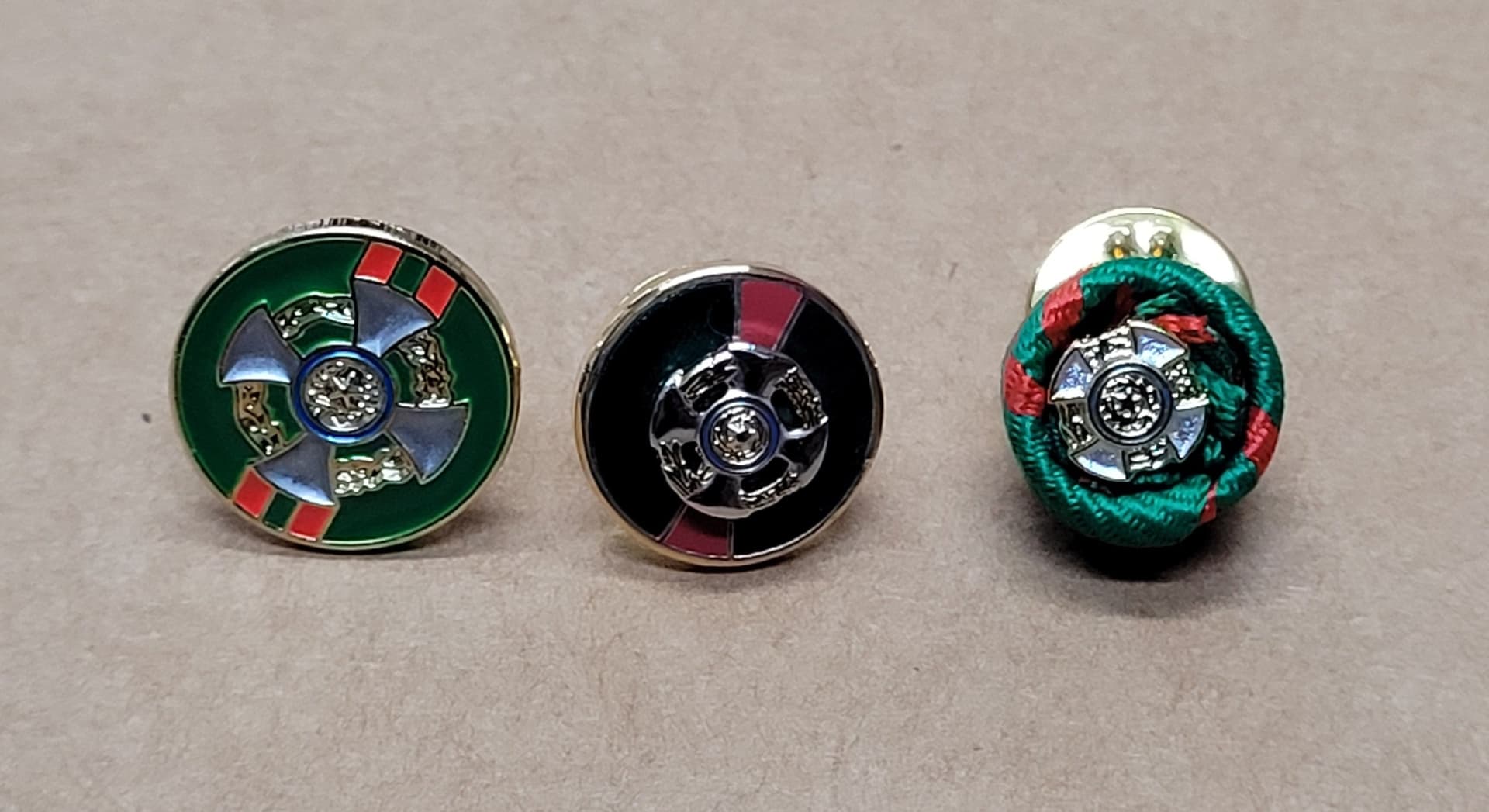 Set 3 Distintivi Cavaliere Al Merito Della Repubblica Omri Sport e tempo libero/Accessori/Trofei medaglie e premi/Placche Il Distintivo - Pesaro, Commerciovirtuoso.it