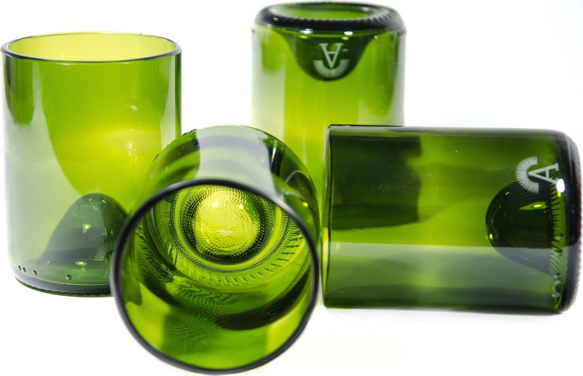Set brocca e 4 bicchieri verdi | composizione di 4 bicchieri ed una brocca ottenuti da una bottiglia di vino in Calici da acqua Amarzo - Colle di Val d’Elsa, commercioVirtuoso.it