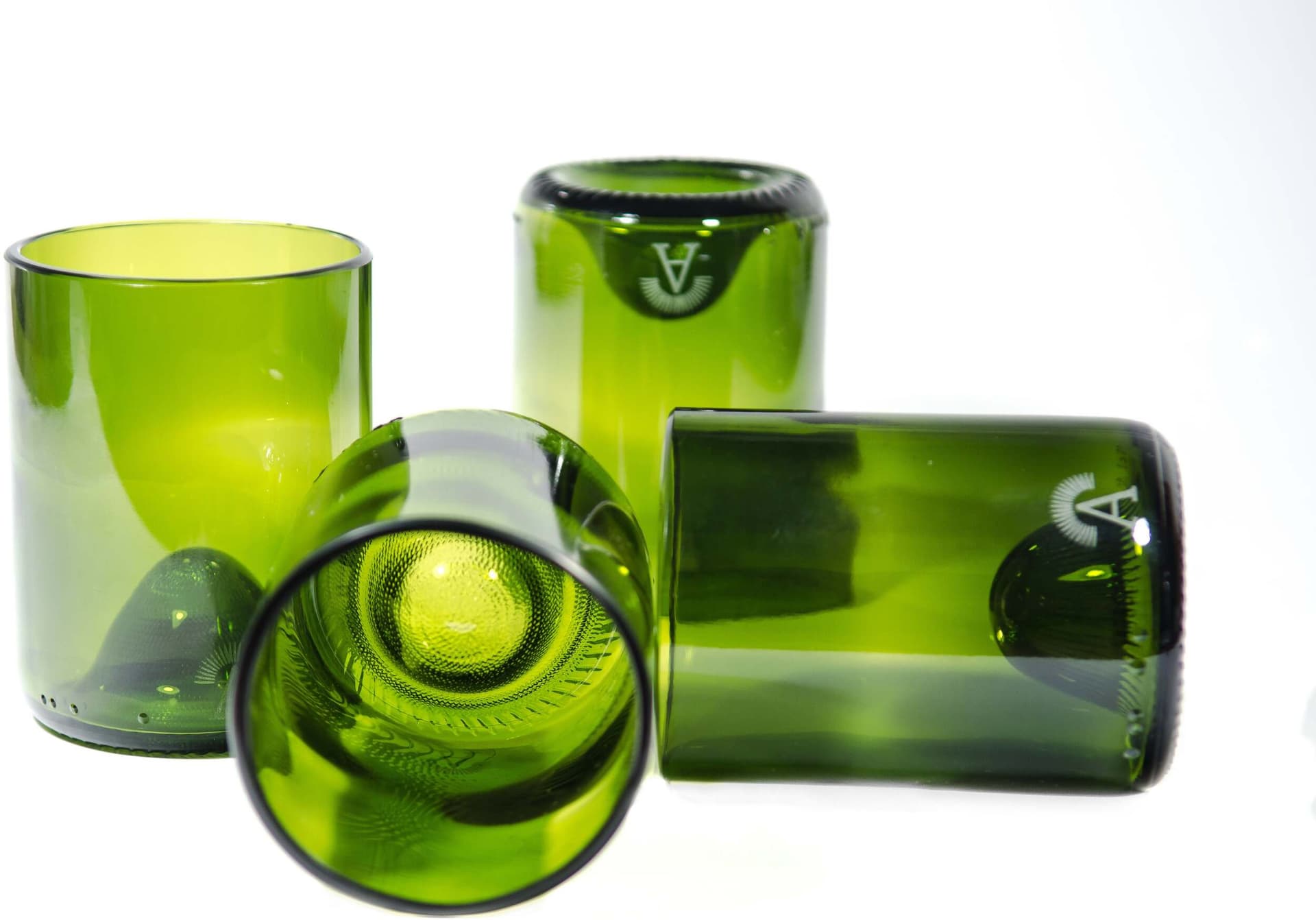Set brocca e 4 bicchieri verdi | composizione di 4 bicchieri ed una brocca ottenuti da una bottiglia di vino in Calici da acqua Amarzo - Colle di Val d’Elsa, commercioVirtuoso.it