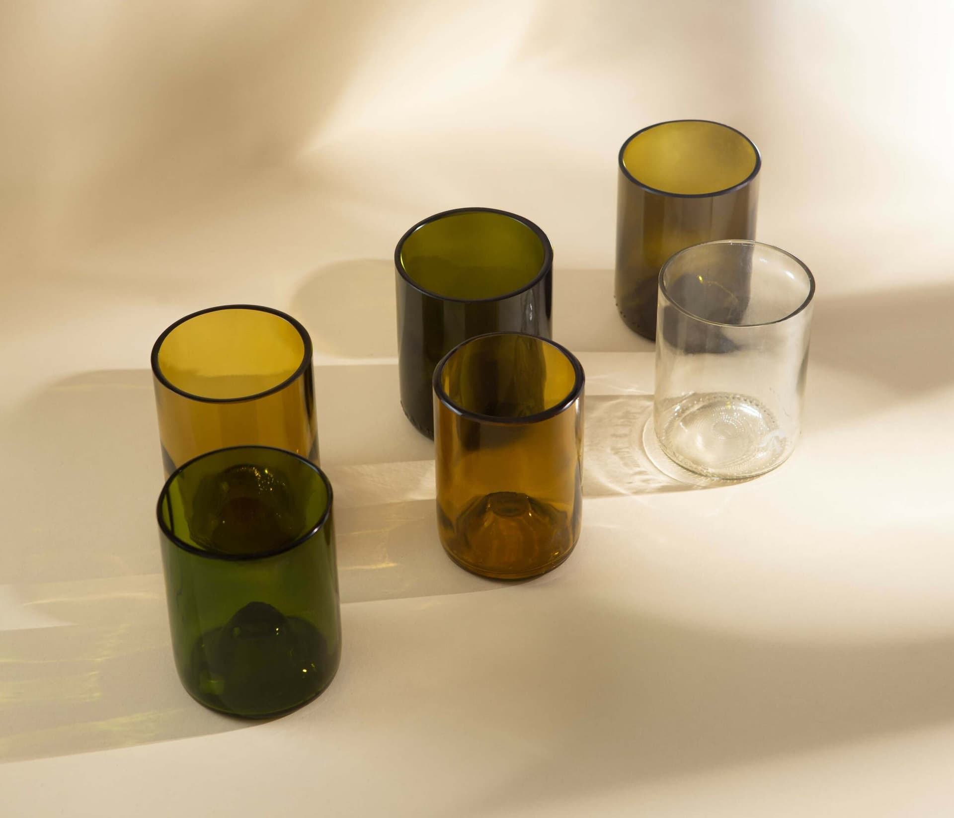 Set di bicchieri di vetro riciclato colorati/neri/verdi | bicchieri colorati ecosostenibili / bicchieti da bottiglie di vino colorate in Calici da acqua Amarzo - Colle di Val d’Elsa, commercioVirtuoso.it