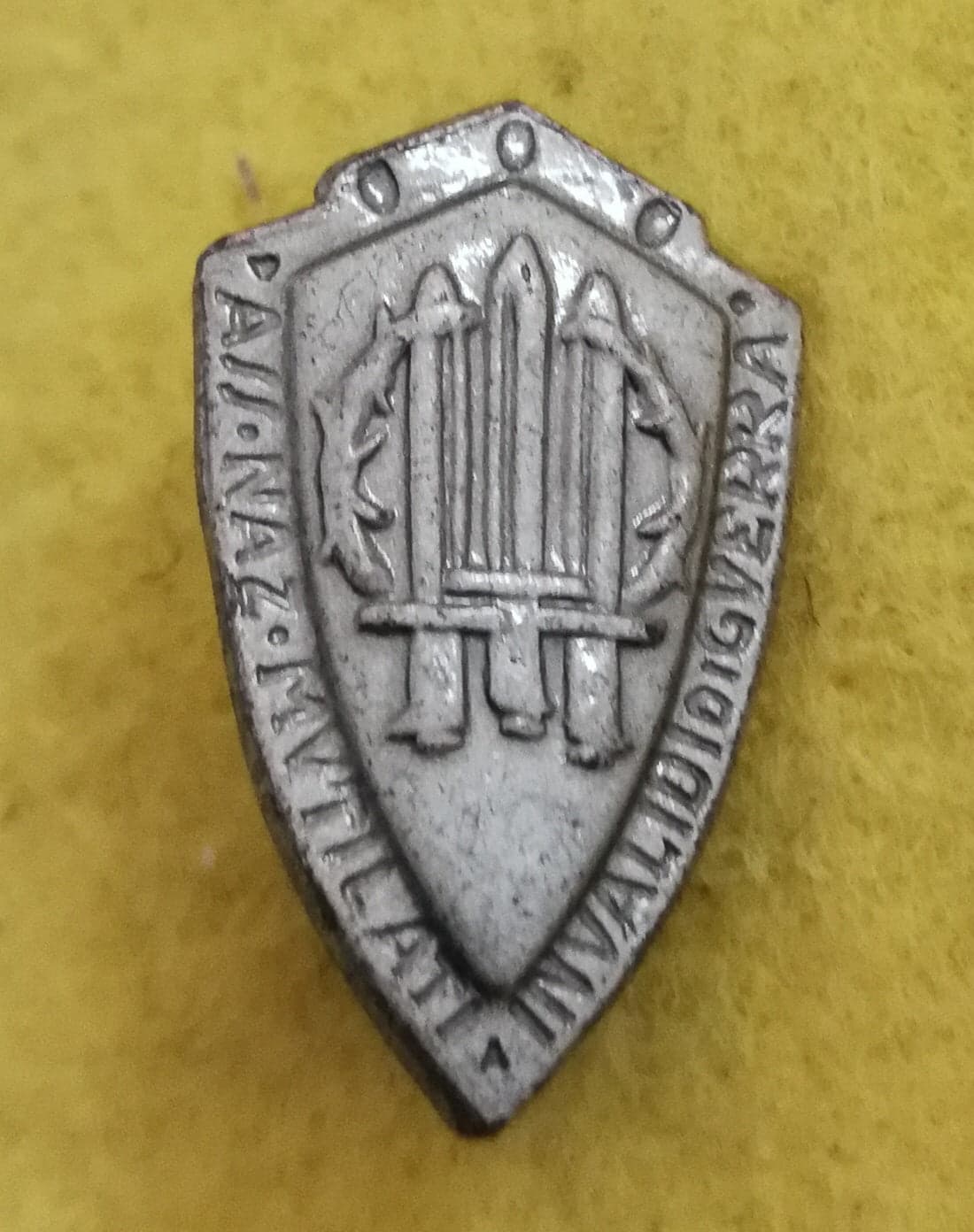 Spilla Associazione Nazionale Mutilati E Invalidi Di Guerra Distintivo in Metallo Chiusura Con Balia Sport e tempo libero/Accessori/Trofei medaglie e premi/Placche Il Distintivo - Pesaro, Commerciovirtuoso.it