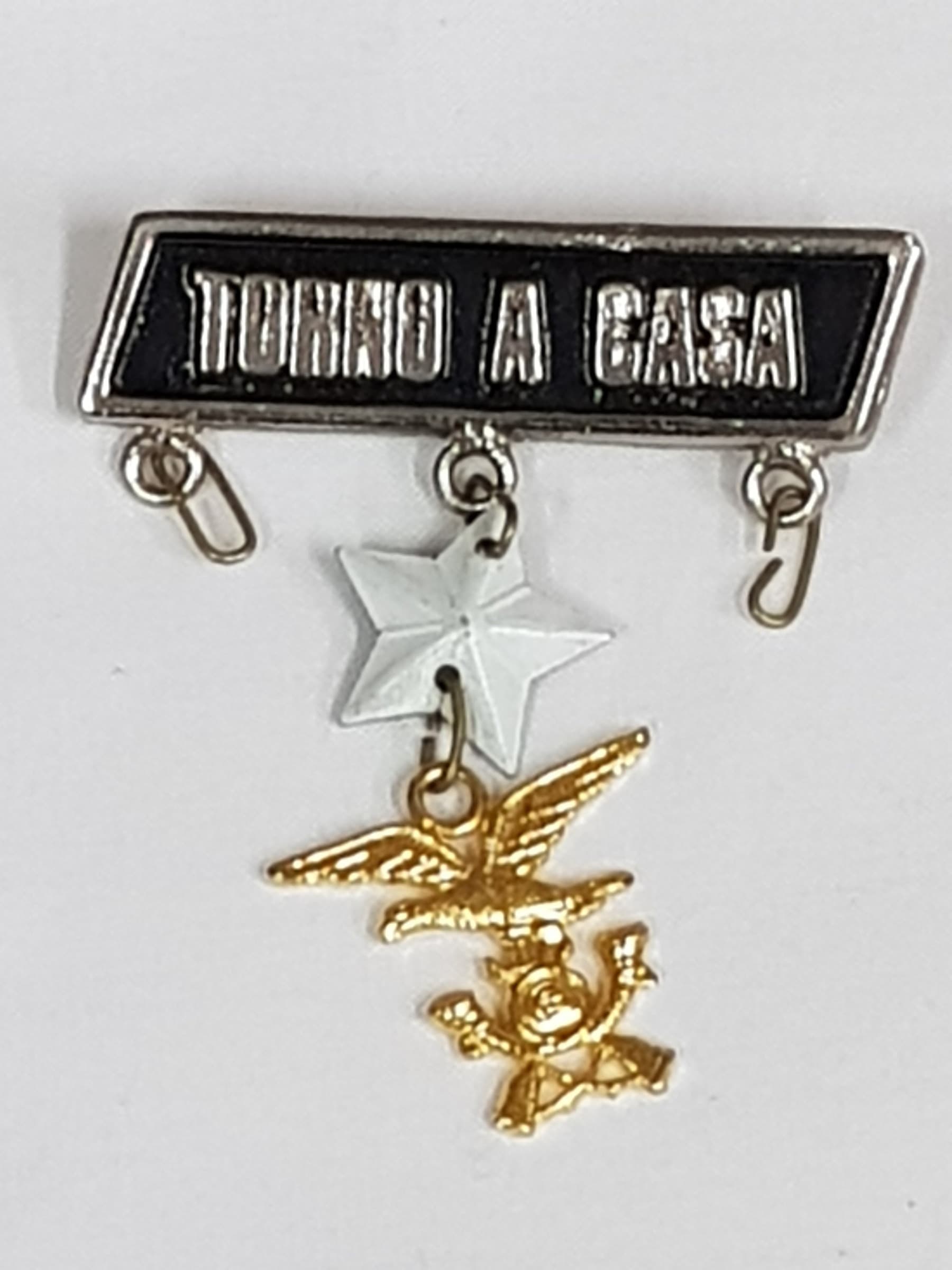 Spilla Torno a Casa Distintivo in Metallo Chiusura Con Clip 3 Cm Sport e tempo libero/Accessori/Trofei medaglie e premi/Placche Il Distintivo - Pesaro, Commerciovirtuoso.it