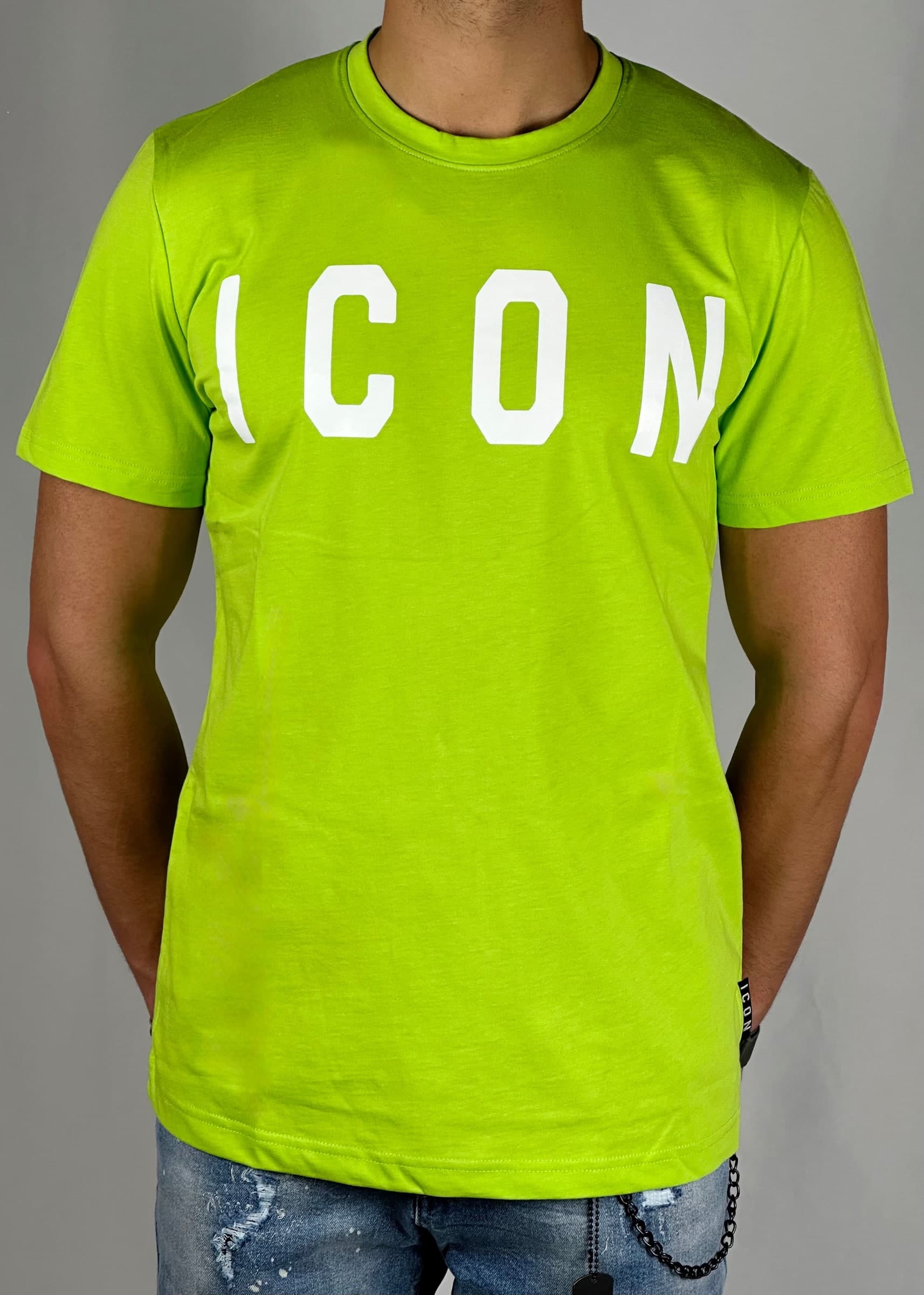T-shirt-fluo-con-logo-bianco