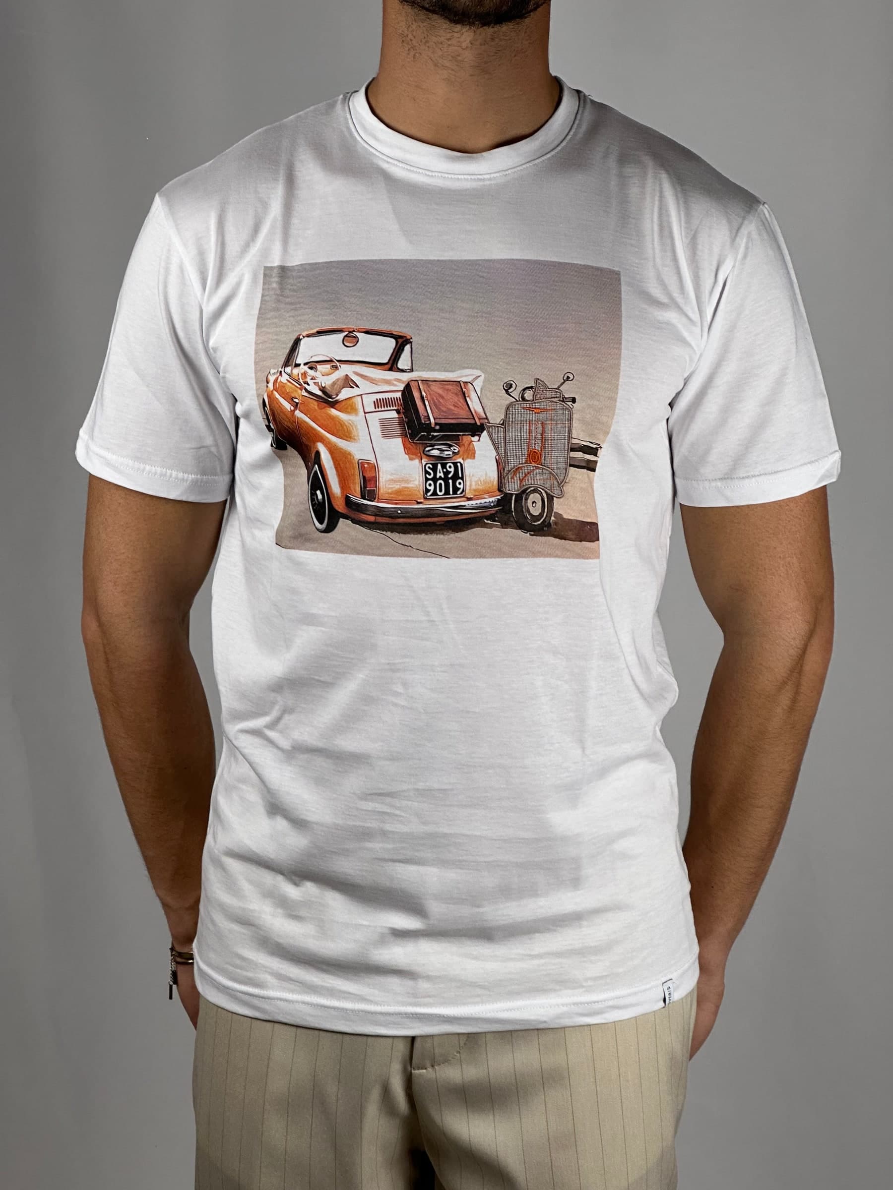 T-shirt-grafica-girocollo-con-macchina