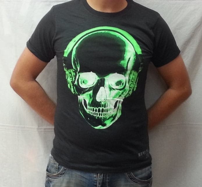 T-Shirt Nera Teschio Fluo Verde Uomo Maglietta Girocollo Stampata Teschio Con Cuffie Mezze Maniche Nero Verde 030 Sport e tempo libero/Fan Shop/Abbigliamento/T-Shirt Il Distintivo - Pesaro, Commerciovirtuoso.it