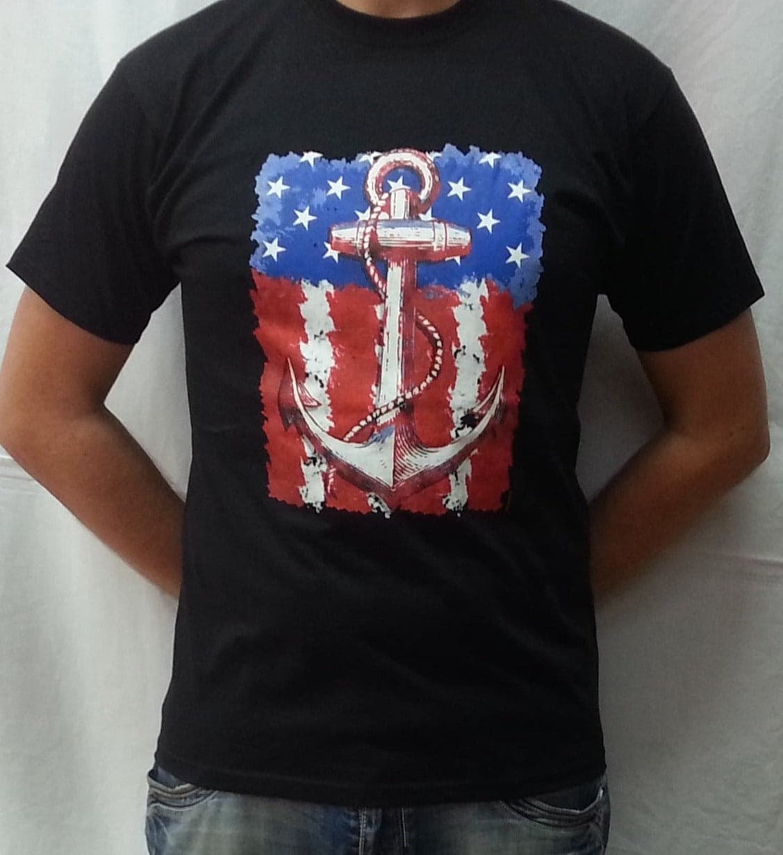 T-shirt Uomo Nera Bandiera Americana Stampata Ancora Maglia USA Mezze Maniche Girocollo Maglietta Casual Maniche Corte Sport e tempo libero/Fan Shop/Abbigliamento/T-Shirt Il Distintivo - Pesaro, Commerciovirtuoso.it