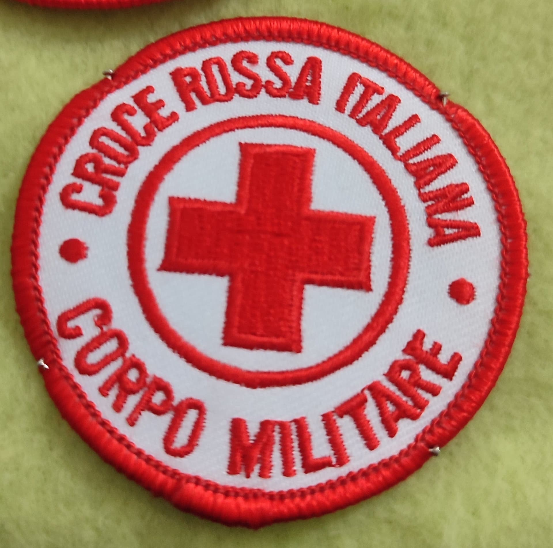 Toppa Piccola Croce Rossa Italiana Corpo Militare Toppa Termoadesiva Sport e tempo libero/Fan Shop/Abbigliamento/Accessori/Toppe Il Distintivo - Pesaro, Commerciovirtuoso.it