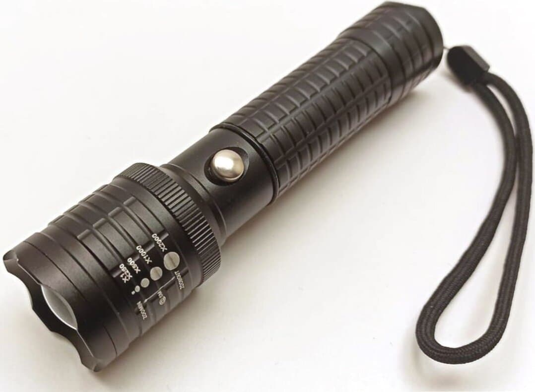 Torcia tattica militare 500 lumens Zoom batteria inclusa adattatore AC DC 12V auto incluso in Torce elettriche portatili (standard) 85cento.it - Potenza, commercioVirtuoso.it