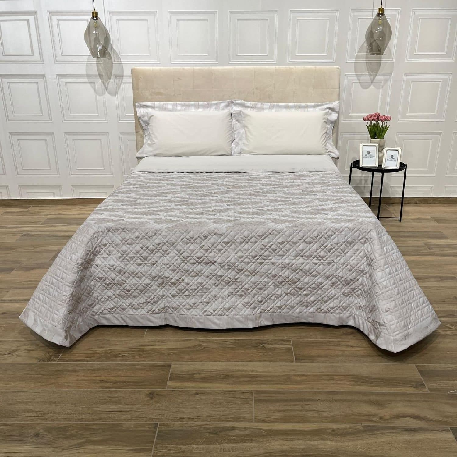 Trapuntino matrimoniale con lavorazione tono su tono art.Spagna colore beige misura: 270x270 sopra tessuto: 100% cotone sotto tessuto: 100% cotone Mon Amour made in Italy
