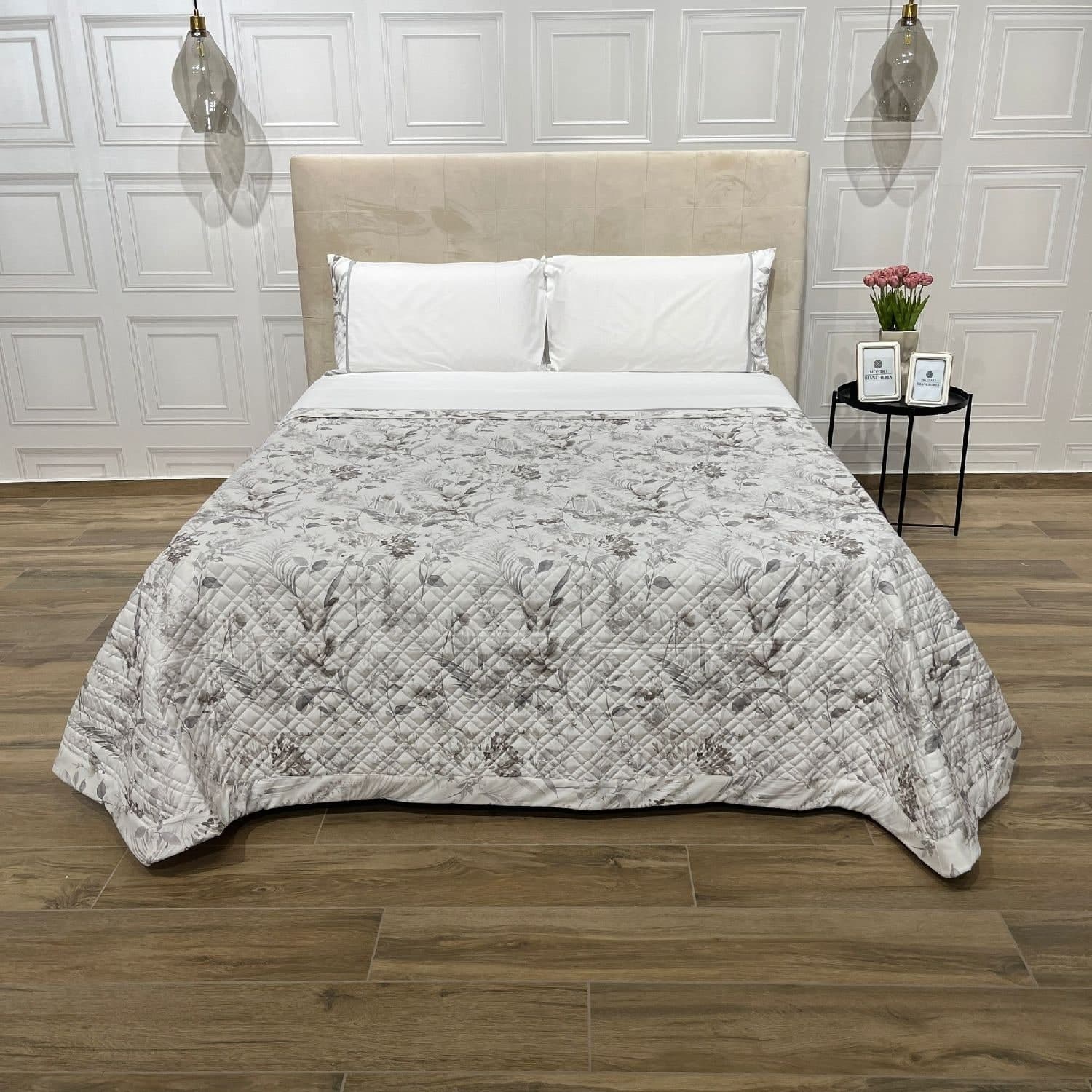 Trapuntino-matrimoniale-con-stampa-digitale-floreale-art.-Iris-colore-beige-misura:-270x270-sopra-tessuto:-100%-cotone-sotto-tessuto:-100%-cotone-Mon-Amour-made-in-Italy