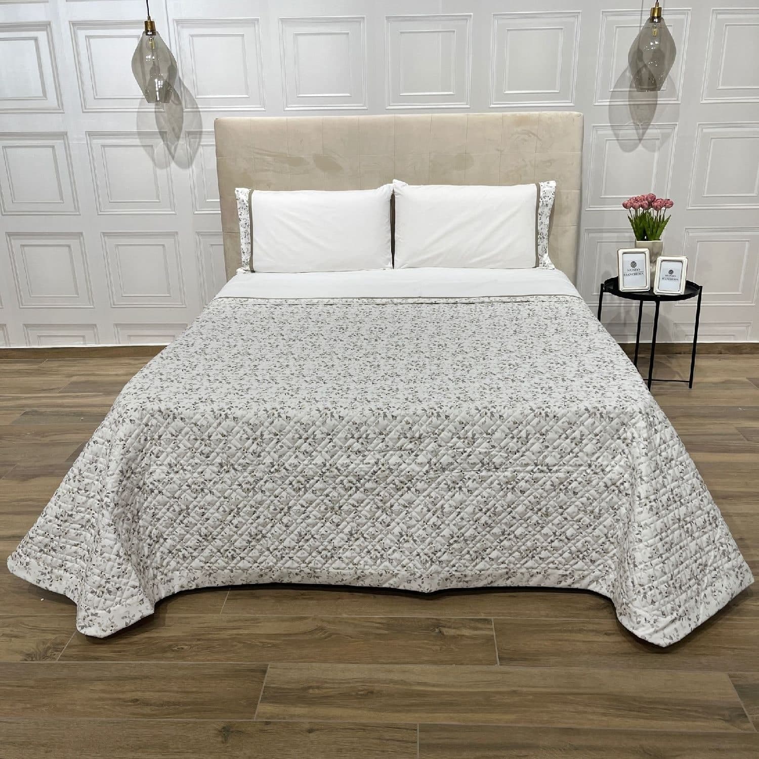 Trapuntino-matrimoniale-con-stampa-digitale-floreale-art.Provenzale-colore-beige-misura:-270x270-sopra-tessuto:-100%-cotone-sotto-tessuto:-100%-cotone-Mon-Amour-made-in-Italy