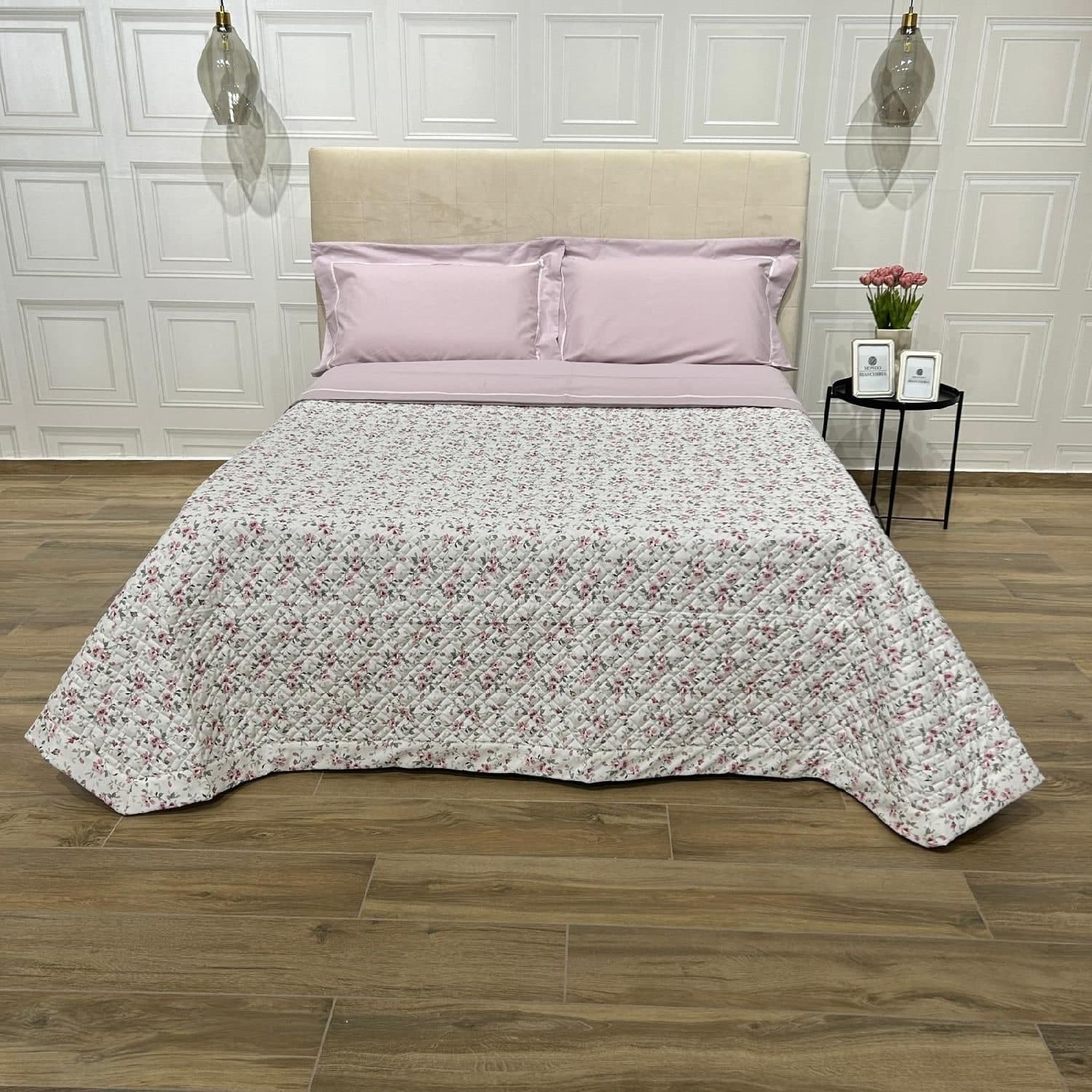 Trapuntino-matrimoniale-con-stampa-digitale-floreale-art.Provenzale-colore-rosa--misura:-270x270-sopra-tessuto:-100%-cotone-sotto-tessuto:-100%-cotone-Mon-Amour-made-in-Italy