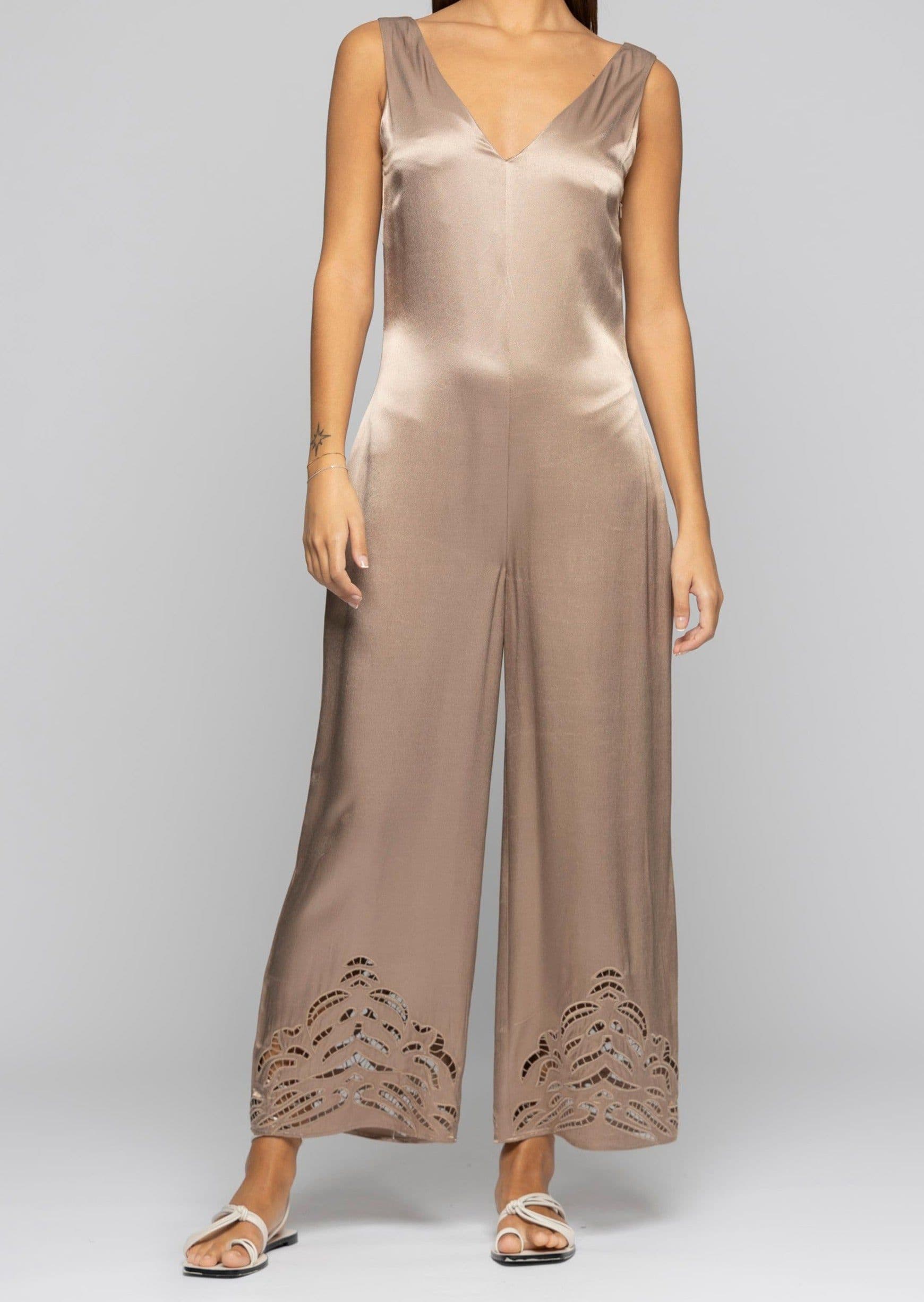 Tuta-elegante-con-dettaglio-cut-out-tuta-desiderio