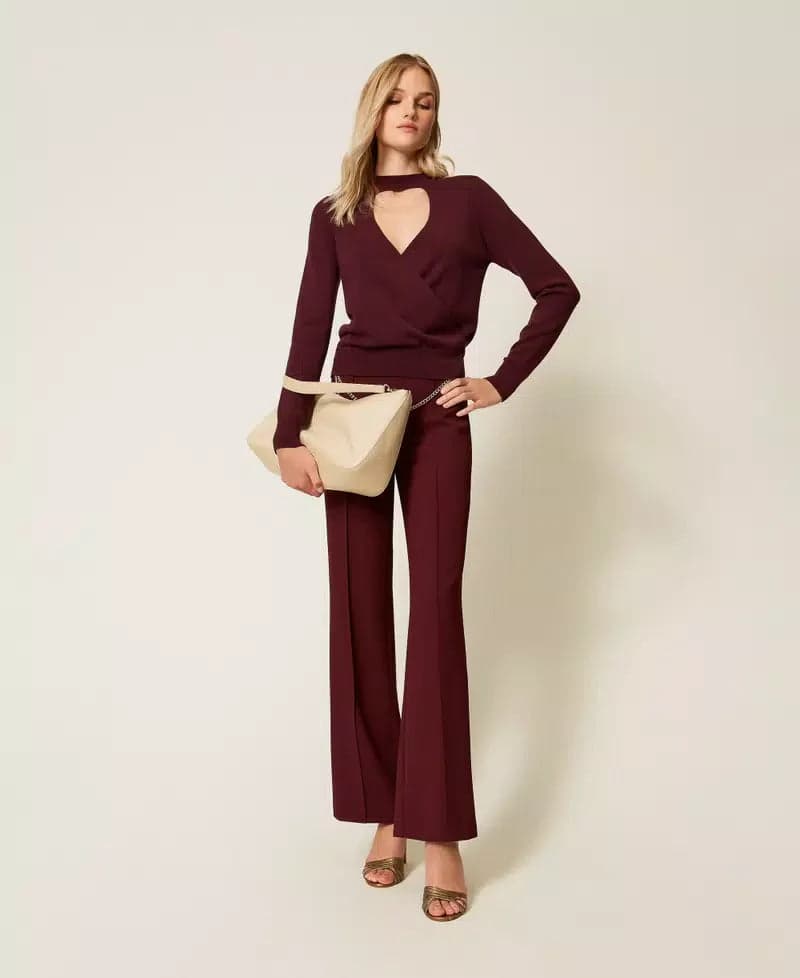 Twinset maglia donna viola winetasting con cut-out e incrocio frontale, collo lupetto e maniche lunghe look indossato