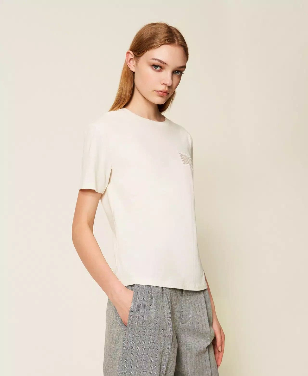 T-shirt donna Twinset regular fit in cotone con ricamo trasparente e logo lettering lat