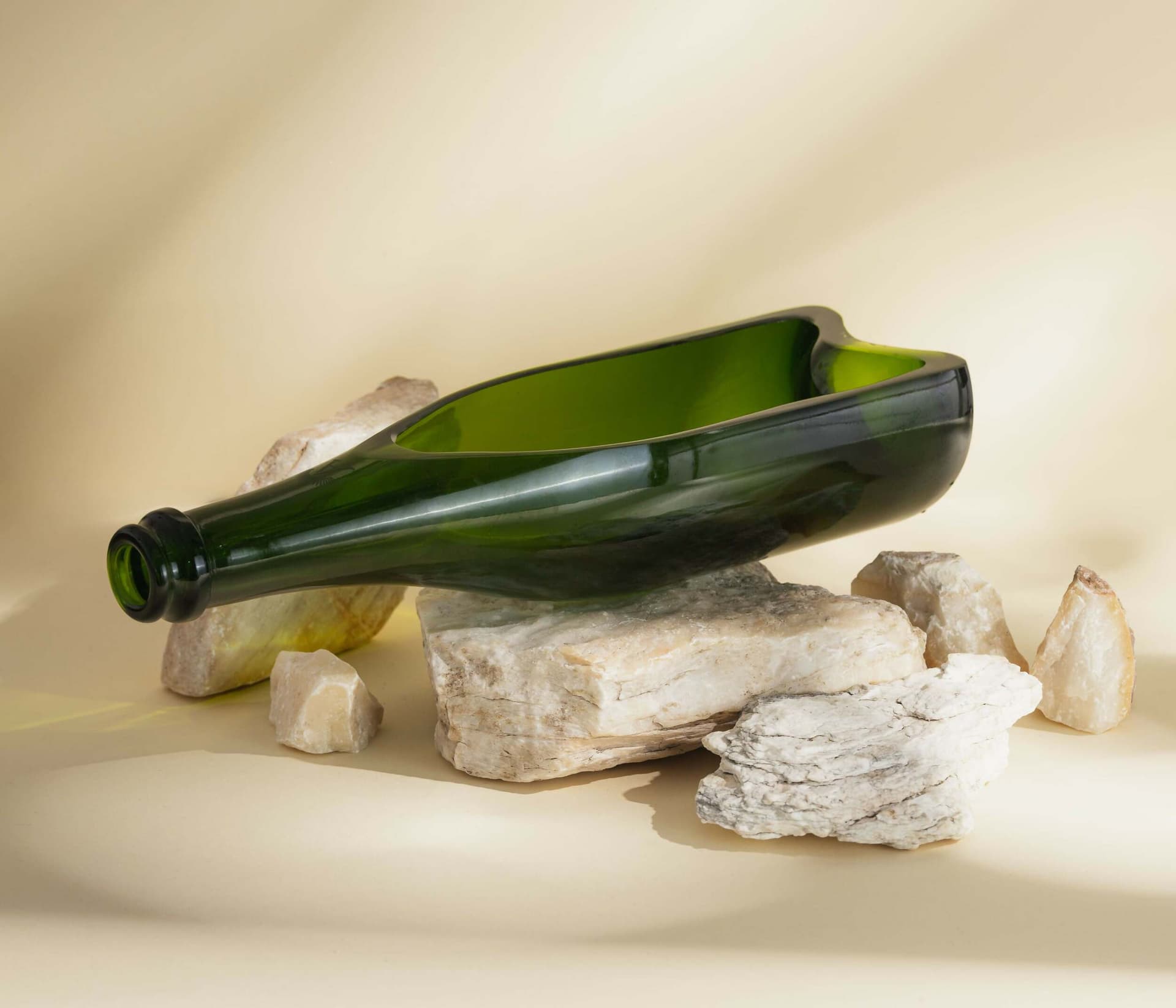 Vassoio spumante con collo in vetro riciclato | vassoi da portate alternativi e sostenibili in Vassoi da portata Amarzo - Colle di Val d’Elsa, commercioVirtuoso.it