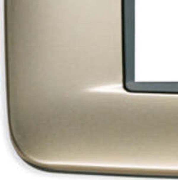 Vimar---Placca-Round-4-moduli-in-metallo-Serie-Eikon-colore-Nichel-Satinato-20684.22