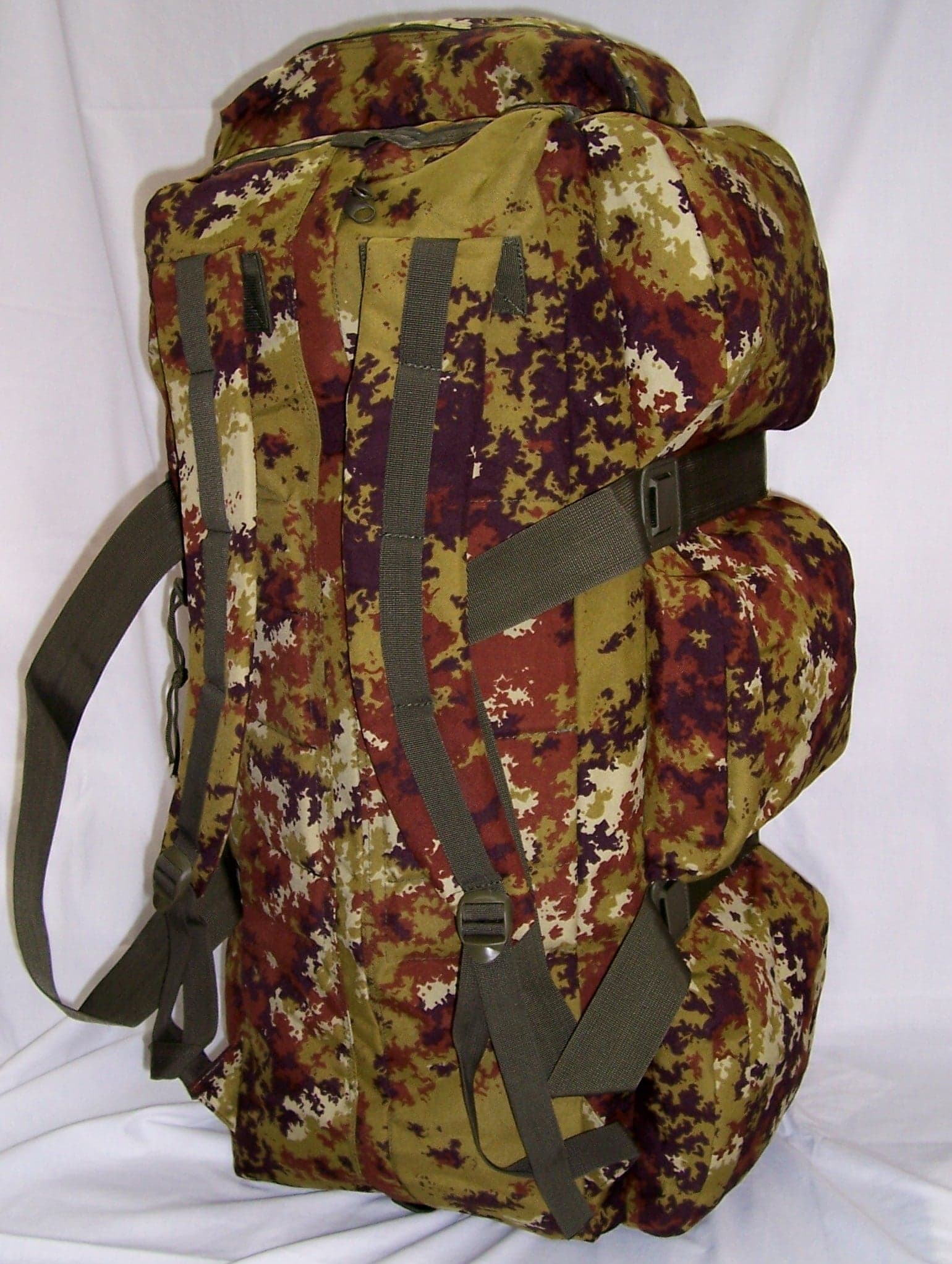 Zaino E Borsone Vegetato 120 Litri Militare Con Zip E Spallacci Moda/Valigie borse e accessori da viaggio/Valigie e set da viaggio/Borsoni Il Distintivo - Pesaro, Commerciovirtuoso.it