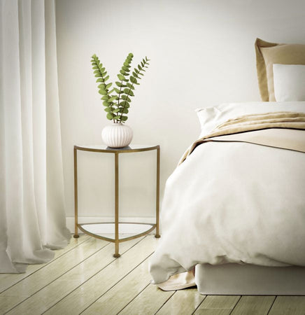 Comodino con 2 ripiani struttura in metallo color oro e vetro per interni