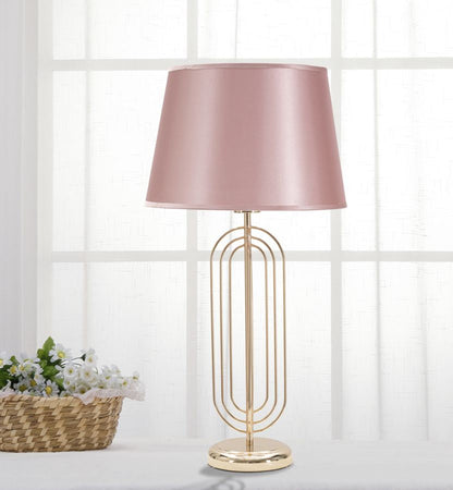 Lampada da tavolo "Krista" in metallo color oro e tessuto colore rosa per interni