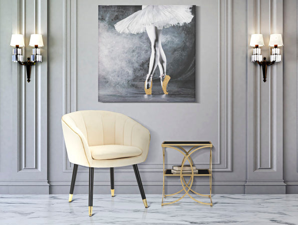 Poltrona "Paris" in poliestere gambe in metallo color nero e oro per interni