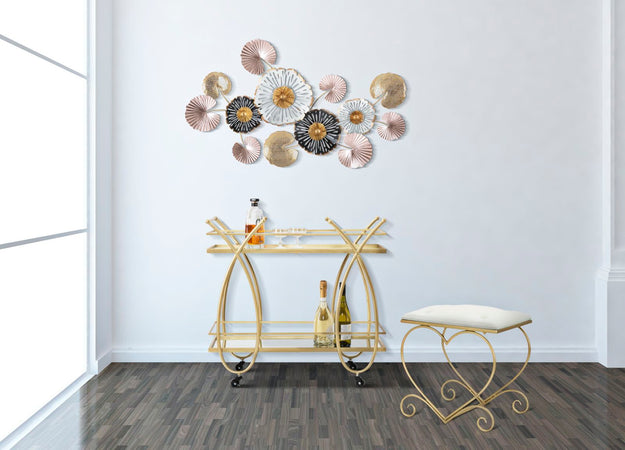 Sgabello "Heart" in poliestere struttura in metallo color oro per interni