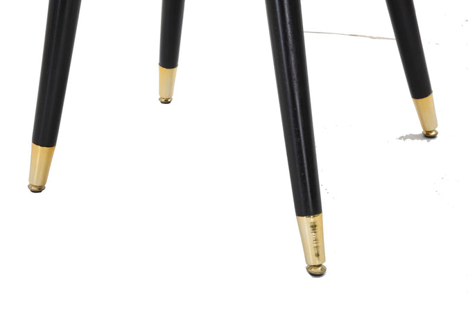 Sedia "Loty" in velluto color rosa e gambe in metallo color nero e oro per interni