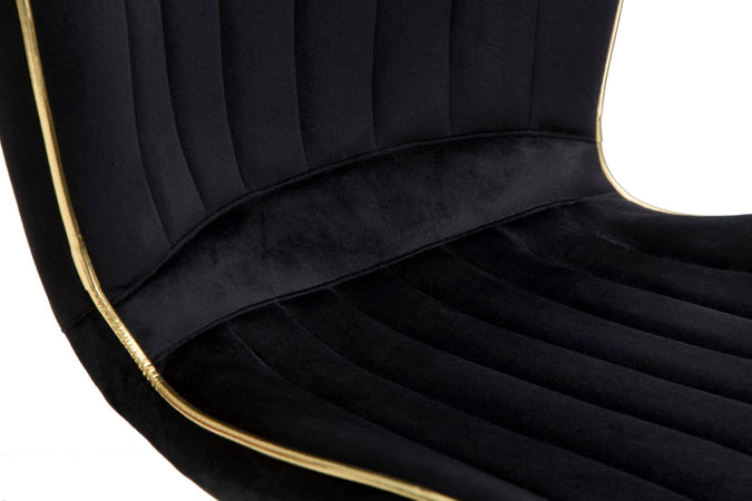Sedia "Paris" in velluto con gambe in metallo color oro per interni