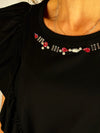 T-shirt nera con dettagli gioiello sul collo