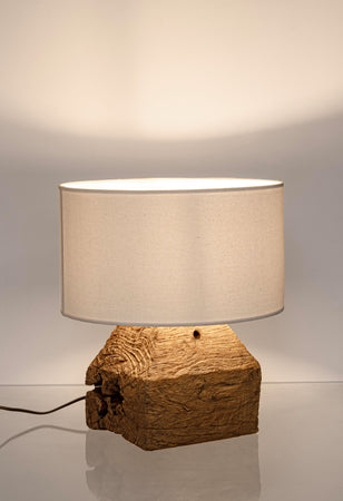 Lampada da tavolo "Lumen" in legno di teak riciclato h 40 cm