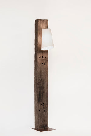 Piantana cocoon ottone-bianco in legno di teak riciclato h 200