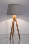 Lampada da tavolo Wallas treppiede in legno di quercia h 69 cm