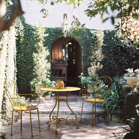 Set "Etienne" Tavolino tondo con poltrone colorate in acciaio verniciato a polvere per giardino e bar finitura opaca