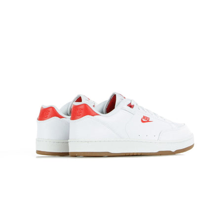 Nike Scarpa Bassa Uomo Grandstand Ii Premium White/university Red/gum Med Brown/black da uomo