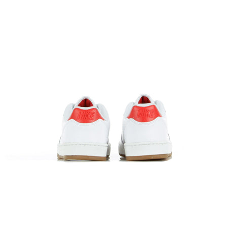 Nike Scarpa Bassa Uomo Grandstand Ii Premium White/university Red/gum Med Brown/black da uomo
