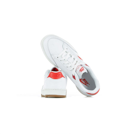 Nike Scarpa Bassa Uomo Grandstand Ii Premium White/university Red/gum Med Brown/black da uomo