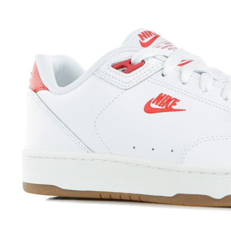 Nike Scarpa Bassa Uomo Grandstand Ii Premium White/university Red/gum Med Brown/black da uomo