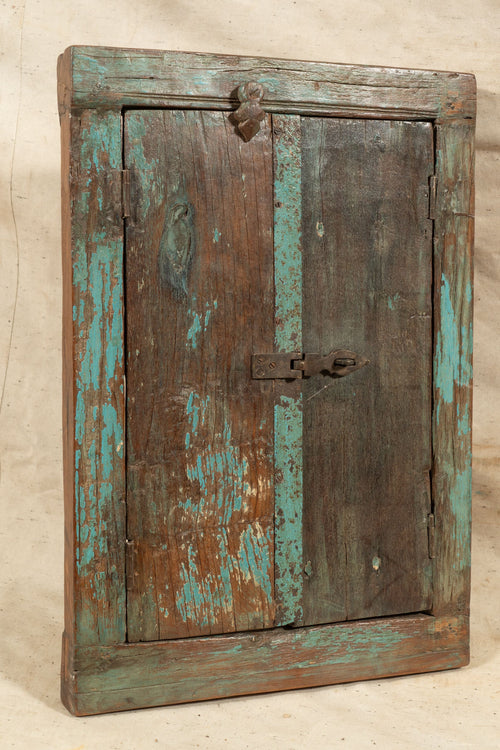 Biscottini Finestra finestrina grata in legno massello e in ferro antica e vecchia medievale con telaio da interno o da esterno