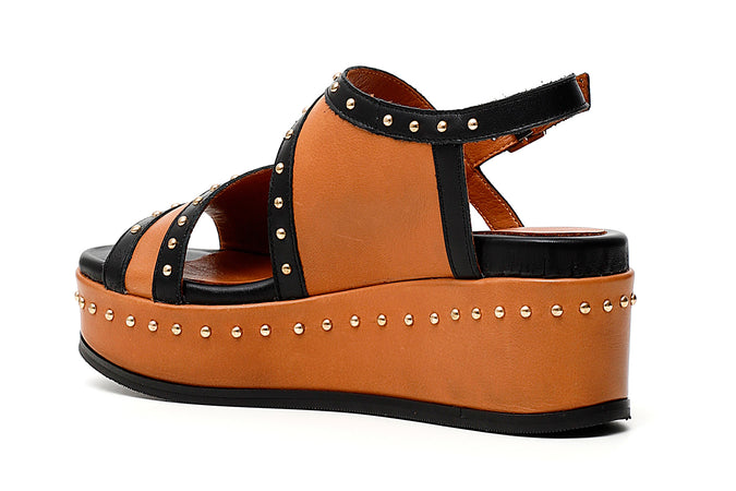 SANDALO ZEPPA ASIMMETRICO IN PELLE CON BORCHIE