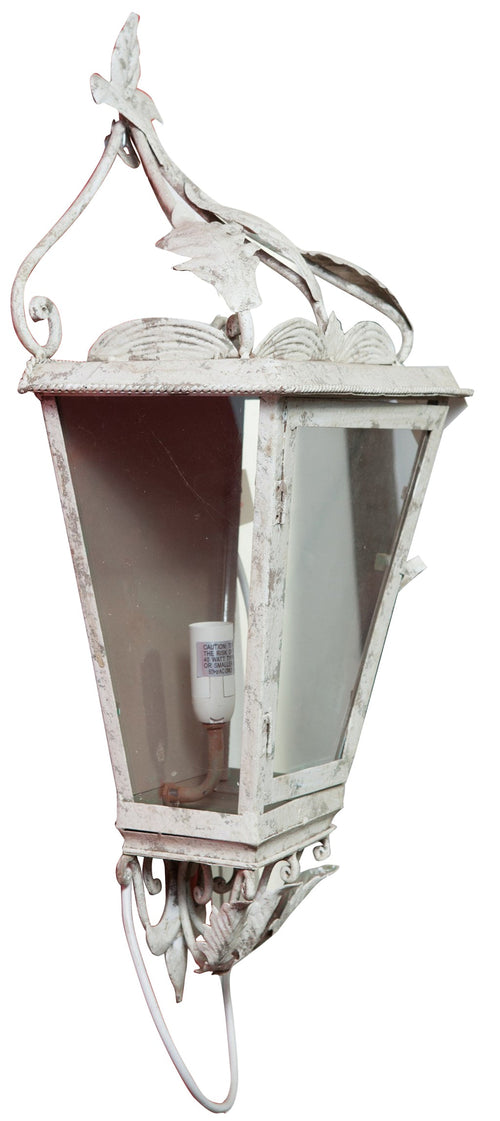 Biscottini Lampada applique a muro elettrificata in ferro battuto finitura bianca anticata L28xPR16,5xH61,5 cm