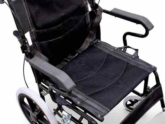 Sedia a rotelle pieghevole con braccioli fissi