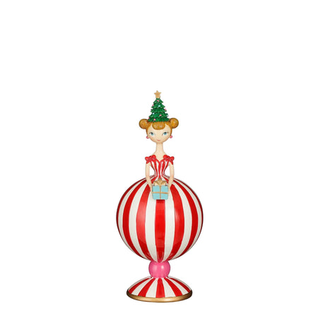 Signorina con palla e regalo, personaggio per villaggio di Natale