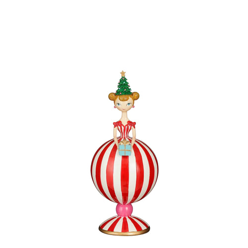 Signorina con palla e regalo, personaggio per villaggio di Natale