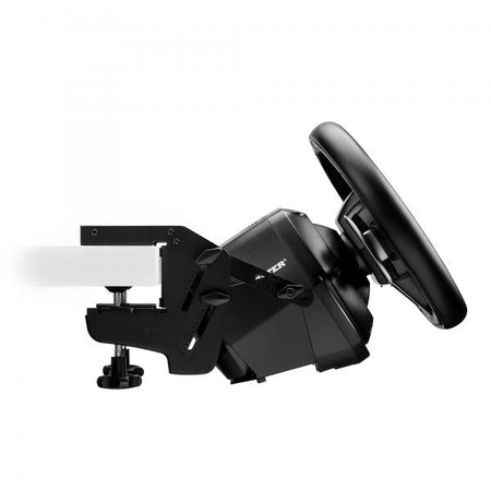 Il SimTask Steering Kit è un supporto per volanti che ti permette di collocare il tuo volante in posizione piana, l'ideale per un'esperienza realistica e coinvolgente nel manovrare veicoli e macchina