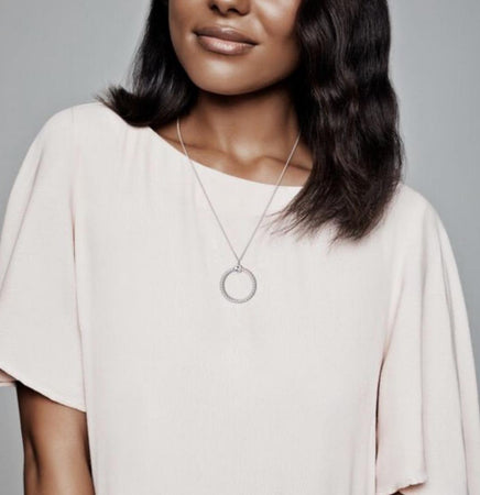 Pendente Pandora O medio con sfere - Pandora Moments