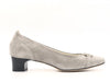 PERLI Décolleté tacco 5 maxi calzata in camoscio grigio chiaro