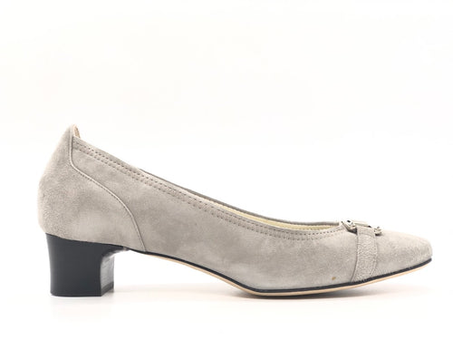PERLI Décolleté tacco 5 maxi calzata in camoscio grigio chiaro